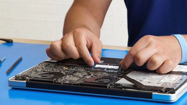 Akku schwach oder defekte Festplatte? -MacBook Reparatur und Tuning!